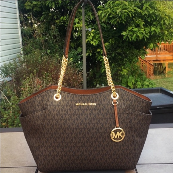 Michael Kors Handbags - NWT Michael Kors Jet Set Chain Lg Shoulder Tote